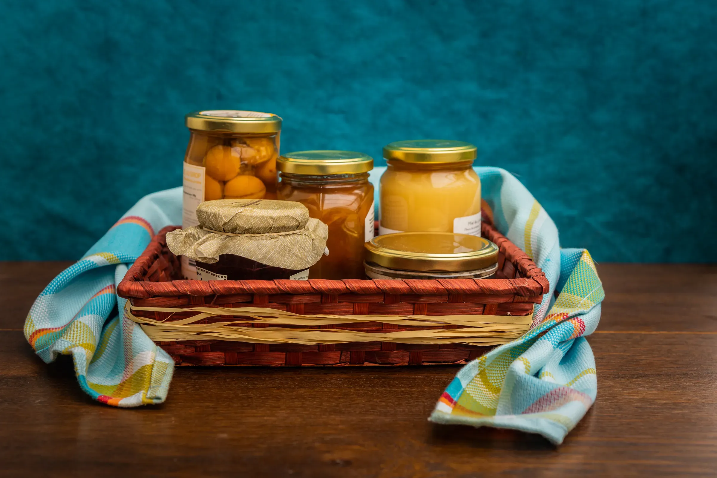 Gift basket with gourmet products, jars and preserves of local products, gift baskets & hampers ecommerce
